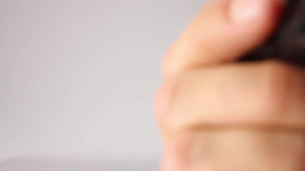 main humaine nettoie le verre de la caméra avec une brosse noire, vue à la première personne, de l'intérieur de la caméra    