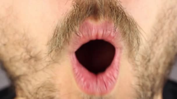 Man Med Mustasch Och Skägg Blåser Starkt Kameran Puffar Hans — Stockvideo