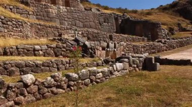 üç küçük şelaleler, Cusco, Peru ile arkeolojik site Tambomachay görünümü
