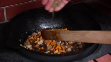 insan el et ve sebze ile kaynar yağ kimyon baharat ekledi ve karıştırma, pilav hazırlanması
