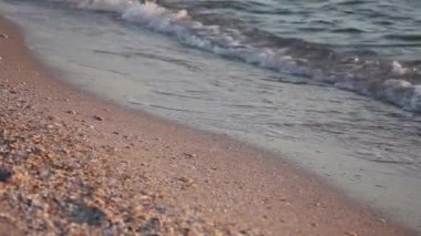 gün batımında kumlu plaj, küçük dalgalar, çakıl, Karadeniz   