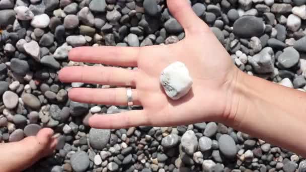 Mano Del Bebé Toma Pequeña Piedra Blanca Mano Las Madres — Vídeos de Stock