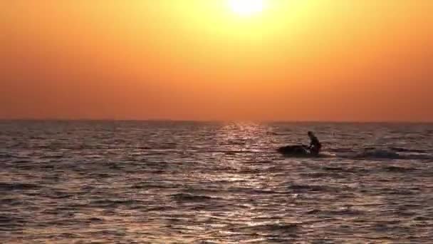 Silueta Del Corredor Motos Acuáticas Mar Atardecer — Vídeo de stock