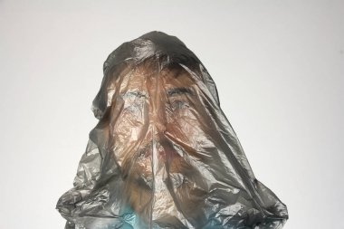 insan kafasına siyah plastik torba, gri arka plan, büyük ekoloji sorunu kavramı, kopya alan 