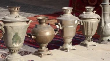 eski retro antikasamovarlar, çaydanlıklar ve sürahilerin yatay panoraması(yan görünüm), Buhara, Özbekistan alışveriş bölgesi