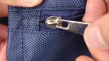 insan el çanta mavi fermuar açılır, yakın çekim (makro)