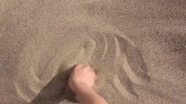 insan eli kum bir avuç alır ve palmiye ile emak, kum denizi veya okyanus plajda yaz tatili, kuru çöl seyahat