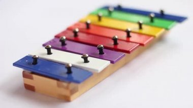 tokmak sürekli tüm plakalar glockenspiel üzerinde vurur, müzikal ölçek, beyaz arka plan çalış