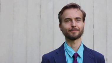 bir takım elbise ve kravat, gülümseyen ve hayal, çerçevenin sağ traşsız genç adam