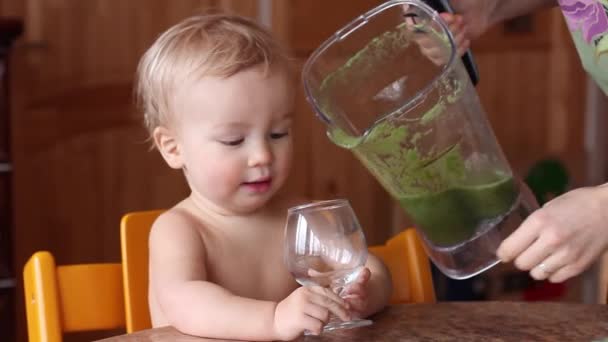 Bébé Boit Smoothie Vert Frais Dans Verre Vin Mode Vie — Video