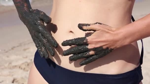 Mädchen Hinterlässt Handabdrücke Auf Ihrem Bauch Mit Therapeutischem Schlamm Natürliche — Stockvideo
