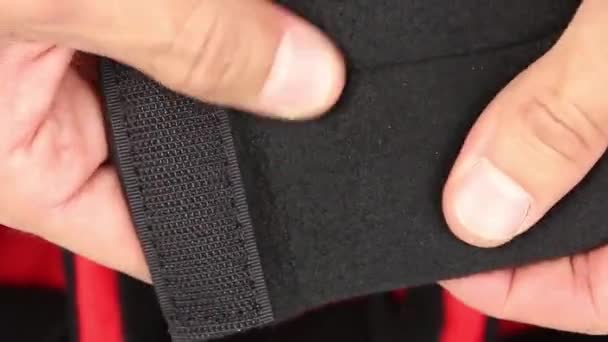 ベルクロ付き黒い柔らかい材料生地の人間の手のテストの写真 — ストック動画