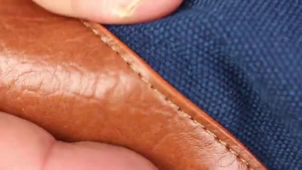 Mänsklig Hand Provning Brunt Läder Material Påse Botten — Stockvideo