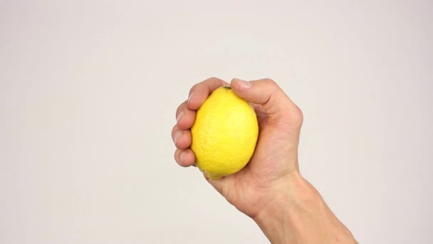 Mano Maschile Tiene Limone Giallo Gira Porta Sfondo Bianco Primo — Video Stock