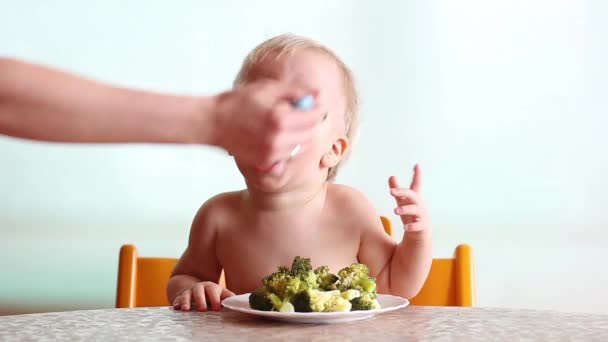 母はフォークで赤ちゃんブロッコリーを養い 喜びと楽しさ 幸せな子供 白い背景で食べます — ストック動画