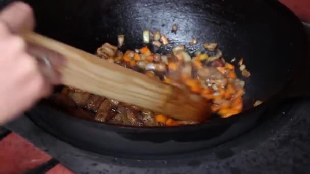 Mano Humana Remover Aceite Hirviendo Carne Con Una Paleta Madera — Vídeos de Stock