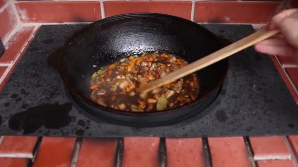 Mão Humana Mexa Óleo Fervente Com Carne Especiarias Com Uma — Vídeo de Stock