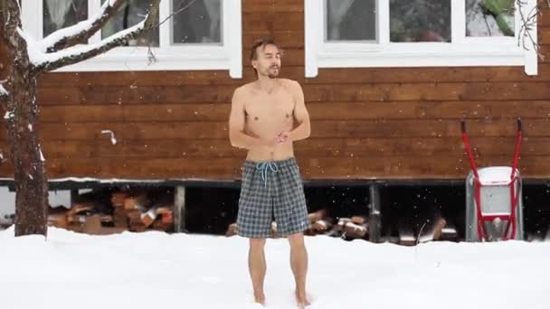 Barefoot Naakte Man Zwembroeken Wast Met Sneeuw Winter Verharding Van — Stockvideo