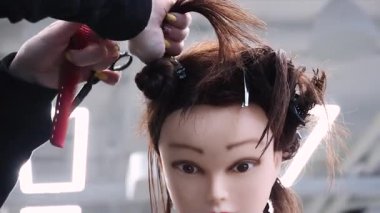 acemi stilist manken kafa, kuaför atölyesi, yakın çekim yeni beceriler uygulamaları