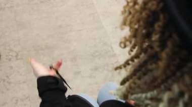 stilist twirls veya elinde makas bükümler, uygulamalar ve eğitim yeni beceriler, kuaför eğitim atölyesi, arkadan görünümü 