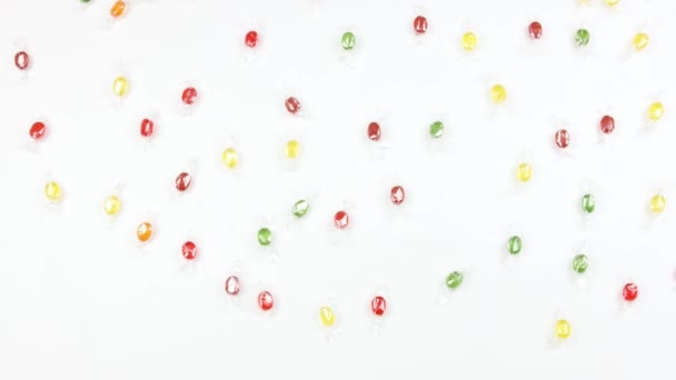 五颜六色的糖果随机移动和团结在糖果或糖果的形状 儿童党或生日的概念 停止动画视频在白色背景 — 图库视频影像