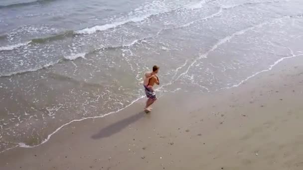 Hombre Con Niño Espalda Corre Playa Del Mar Papá Hijo — Vídeo de stock