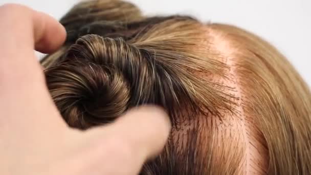 Stylist Tastet Sorgfältig Die Locken Oder Haarbüschel Dummy Kopf Ausbildung — Stockvideo