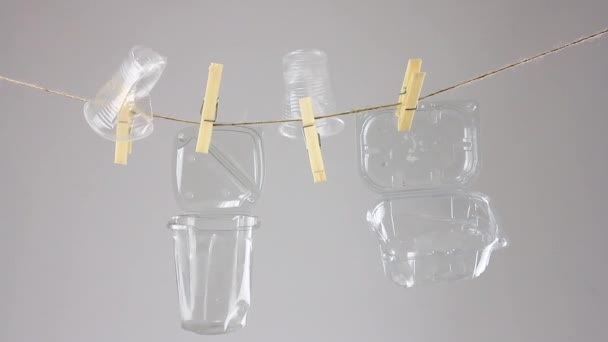 Transparante Plastic Prullenbak Hangt Clothesline Concept Van Plastic Afval Wegwerpservies — Stockvideo