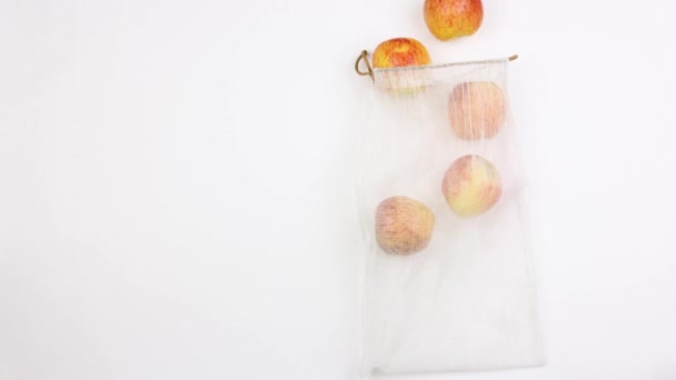 Frische Bio Äpfel Obst Füllt Wiederverwendbare Recycelte Netztasche Lebensmittelgeschäft Weißer — Stockvideo