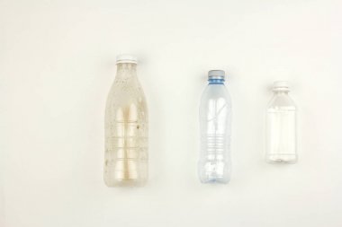 üç farklı boş kullanılan plastik şişeler, beyaz arka plan üzerinde çöp, kirlilik çevre sorunu