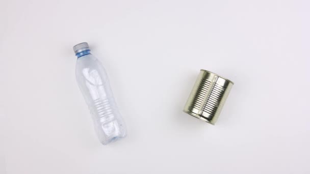 用脏塑料瓶和锡罐垃圾 碰撞和分散到两侧的白色背景 无缝循环 停止动画 大生态污染问题 — 图库视频影像