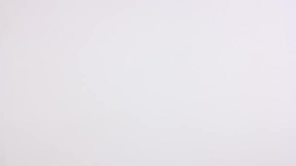 paquet en plastique utilisé de pilules médicales se déplace sur fond blanc, boucle transparente, animation stop motion, gros problème de pollution écologique 