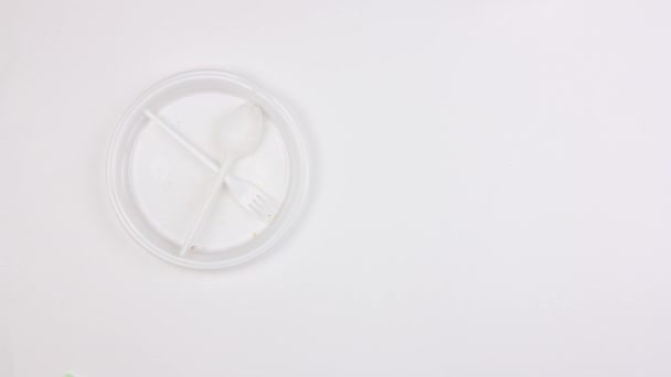 Usado Plástico Sucio Vajilla Desechable Basura Mueve Sobre Fondo Blanco — Vídeos de Stock