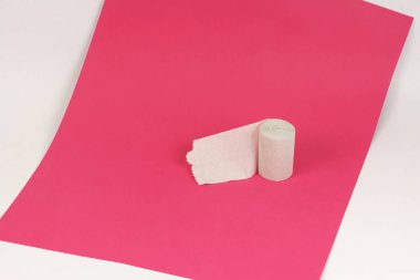 beyaz backgro pembe kağıt üzerinde kaba geri dönüşümlü beyaz tuvalet kağıdı