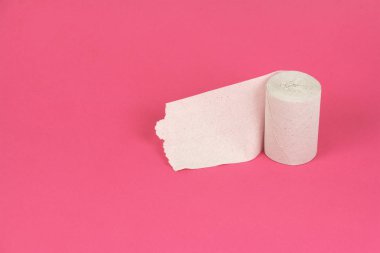 pembe arka plan üzerinde kaba geri dönüşümlü beyaz tuvalet kağıdı, yakın çekim, kopyalama alanı, mide sorunları veya ishal kavramı