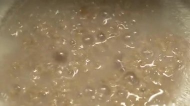 Yakın plan yulaf ezmesi, kahvaltıda yulaf lapası pişirme, yemek hazırlama. 