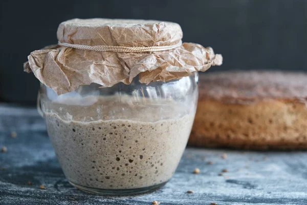 Pasta Madre Fresca Farina Integrale Vaso Vetro Pane Segale Fondo — Foto Stock