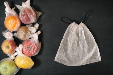 Tek kullanımlık plastik pakette taze meyveler ve modaya uygun yeniden kullanılabilir eko market ağı, bilinçli tüketim konsepti, sürdürülebilir yaşam ve çevre kirliliği, salgın virüsünün korunması