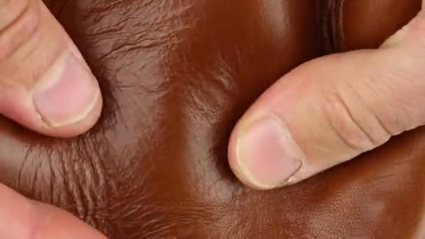 Peça Teste Mão Humana Couro Lustroso Liso Natural Marrom Claro — Vídeo de Stock