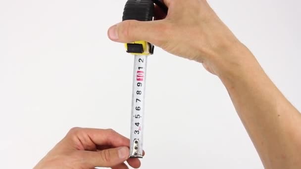 人的手将测量带从测量带中抽出 测量尺寸 对角线 在白色背景下近距离观察 — 图库视频影像