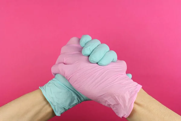 Hände Medizinischen Gummihandschuhen Verschiedener Farbe Zusammengehalten Zeichen Des Gemeinsamen Kampfes — Stockfoto