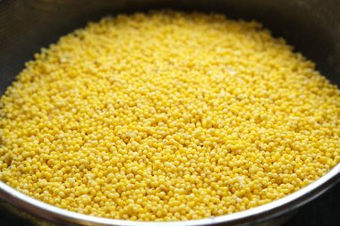 Darı eleğe inliyor, glütensiz vegan ya da vejetaryen yemeği yapmak için malzeme, yakın plan, evde yemek yapmak için.