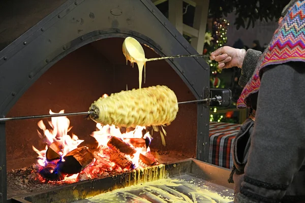 Koken Traditionele Litouwse Schotel Shakotis Raguolis Boven Een Open Haard Rechtenvrije Stockfoto's