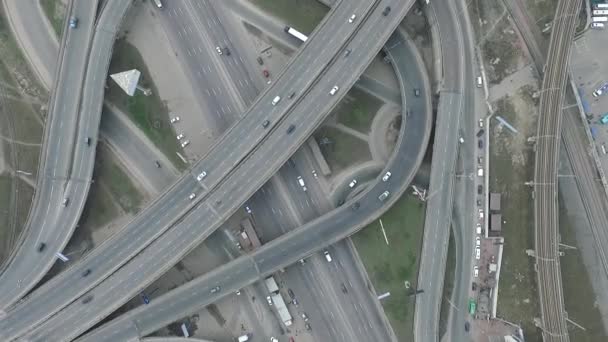 Panoramische luchtbeelden van een groot netwerk van flyovers, kruispunten, kruispunten, wegen, bruggen etc in Zhengzhou, stedelijk China. — Stockvideo