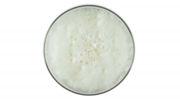 Glas Bier isoliert. Clipping Pfad Draufsicht dreht sich im Kreis — Stockvideo