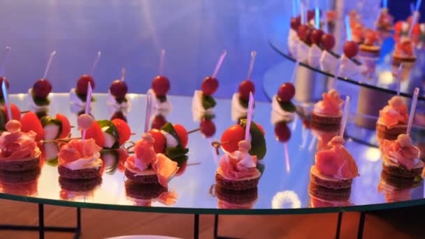 Table de banquet traiteur joliment décorée avec différentes collations et apéritifs alimentaires sur l'événement de fête d'anniversaire de Noël d'entreprise ou la célébration de mariage. — Video