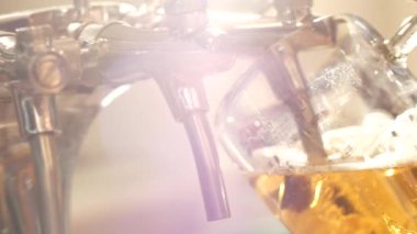 Bira en baştan dalgalar oluşturan cam içine yağıyor