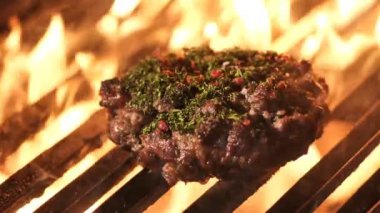 Bir susam tohumu topuzun sulu sığır burger yemek pastırma ve peynir ile tepesinde ve gevrek Patates kızartması ile servis