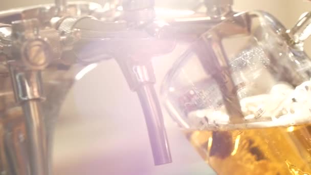 Bier strömt von oben in das Glas und bildet Wellen — Stockvideo