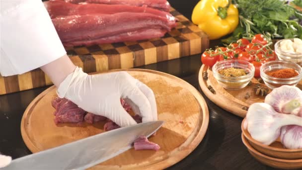 Bistec de aderezo femenino con pimienta negra. Dos rebanadas de carne de cerdo sobre tabla de madera con verduras y verduras . — Vídeo de stock